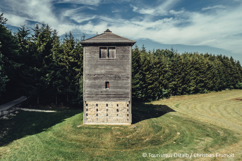 Nachbildung des Limesturms bei Rainau - Holzturm am Waldrand auf einer Wiese