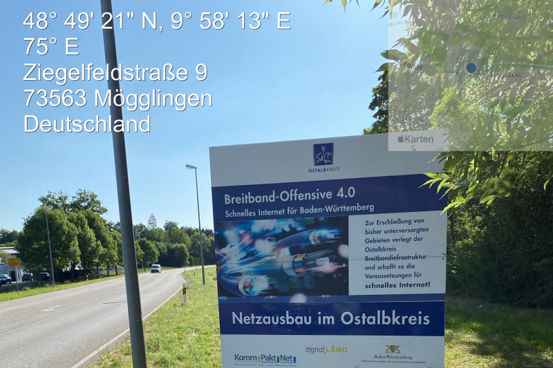 Straße mit Schild zum Netzausbau im Ostalbkreis