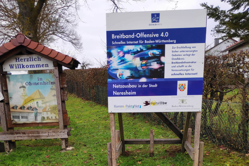 Wiese mit Schild zur Breitband Offensive 4.0