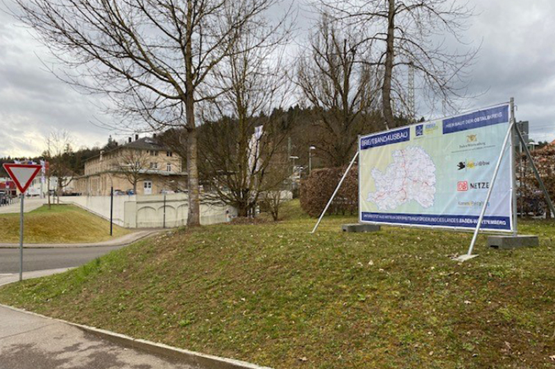 Straße mit Schild zum Breitbandausbau im Ostalbkreis