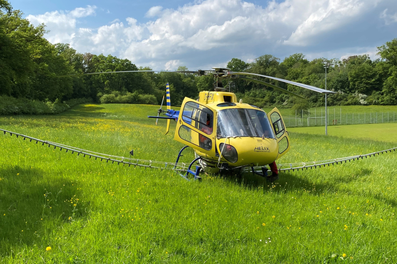 Eine Wiese, darauf ein gelber Hubschrauber.