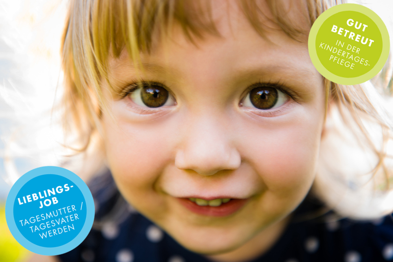 Ein kleines Mädchen schaut lächelnd in die Kamera. Links davon ein Kreis mit der Aufschrift 'Lieblingsjob Tagesmutter / Tagesvater werden', rechts davon ein Kreis mit der Aufschrift 'Gut betreut in der Kindertagespflege'