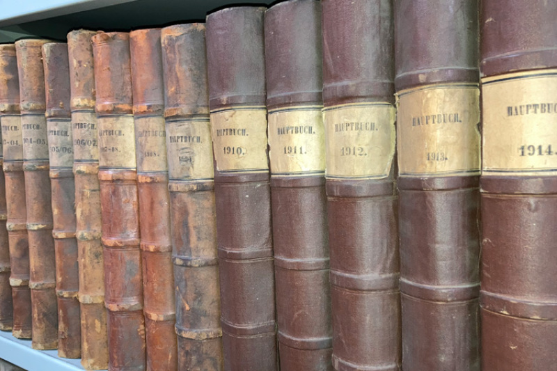 Regal mit Buchrücken alter Schriften