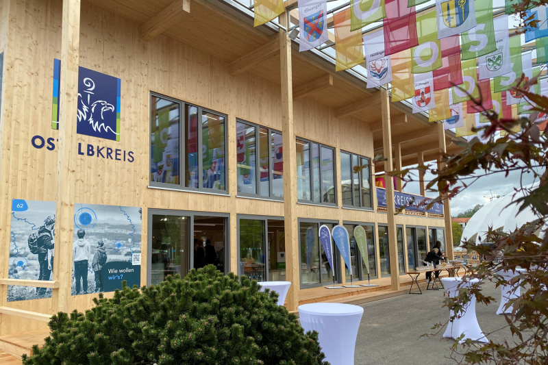 Der Kreispavillon des Ostalbkreises auf der Landesgartenschau Ellwangen, darüber ein hängendes Fahnenmeer.