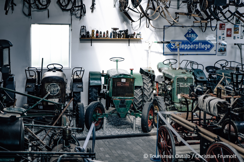 Historische Traktoren und Landmaschinen im Land- und Technikmuseum Zipplingen