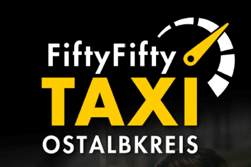 Zu sehen ist das neue Logo des FiftyFifty-Taxis: Schwarzer Hintergrund, erste Zeile FiftyFifty in Weiß, zweite Zeile TAXI in gelben Großbuchstaben, dritte Zeile Ostalbkreis in Weiß. Ein weiß-gelber, stilisierter Tacho umrahmt die erste und zweite Zeile an der rechten oberen Ecke.