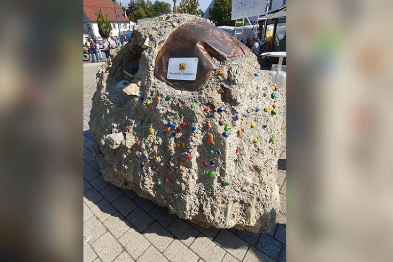 Der Ostalb-Brocken wurde auf dem Marktplatz in Gschwend von einem Kindergarten mit zahlreichen bunten Steinen verziert. 