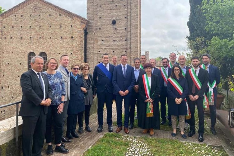Landrat Dr. Bläse mit Provinzpräsident de Pascale und Bürgermeister/Stellvertreter der neun Partnerstädte Ostalbkreis-Ravenna