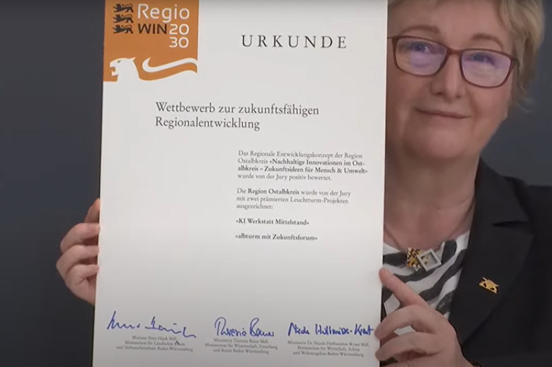 Wissenschaftsministerin Theresia Bauer mit der Prämierungsurkunde des Ostalbkreises als RegioWin-Region bei der Prämierungsveranstaltung am 14. April 2021.