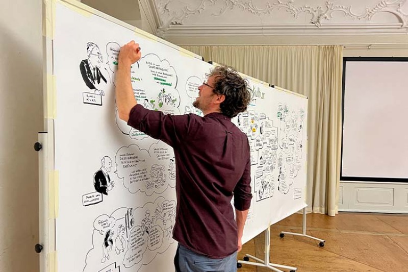 Sebastian Lörscher beim Erstellen des Graphic Recordings, einem gezeichneten Protokoll der Regionalkonferenz Kultur #2