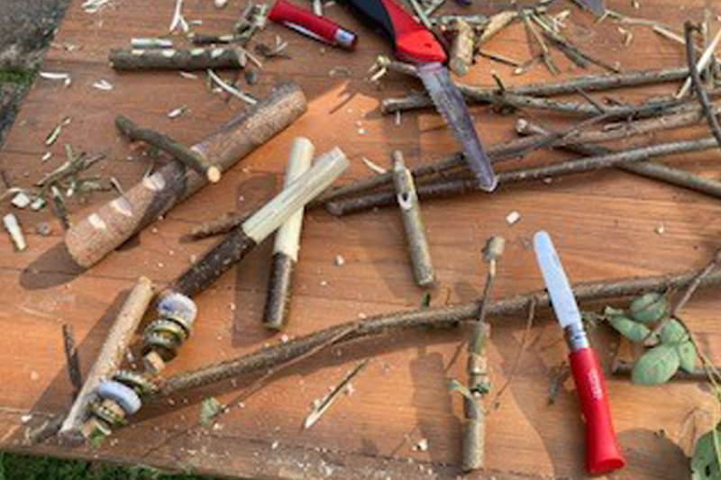 In der Waldwerkstatt entstehen auf einfachste Art Musikinstrumente aus Waldmaterial.