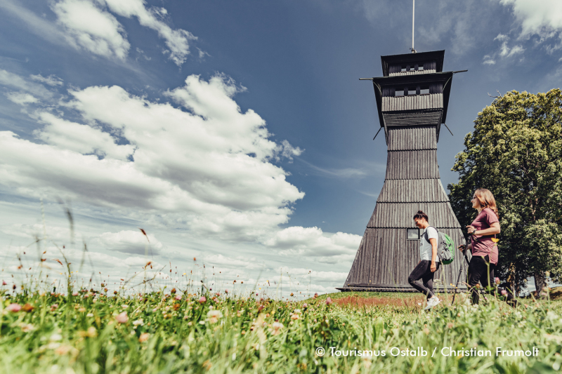 Wandern am Hagbergturm Gschwend (Foto: Tourismus Ostalb, Christian Frumolt)