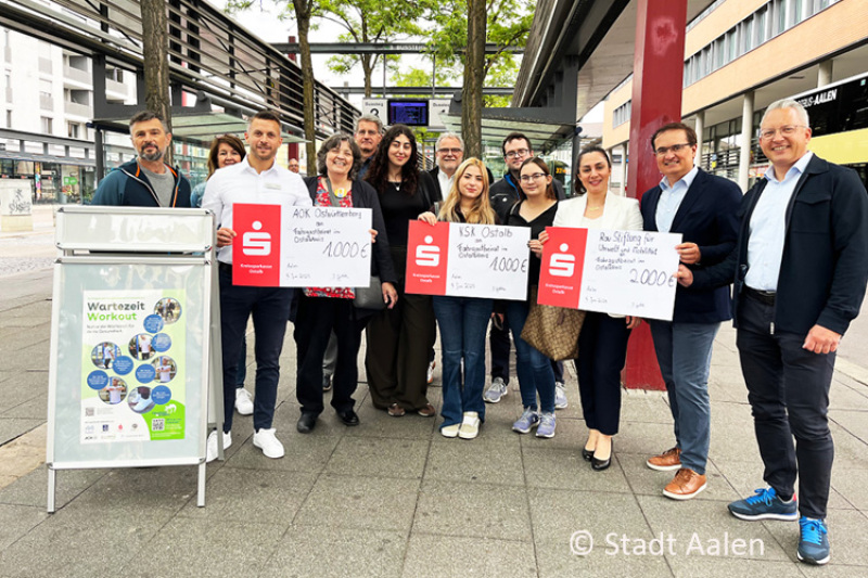 Gruppenfoto der Beteiligten am Projekt 'Wartezeit Workout' am Zentralen Omnibusbahnhof in Aalen.