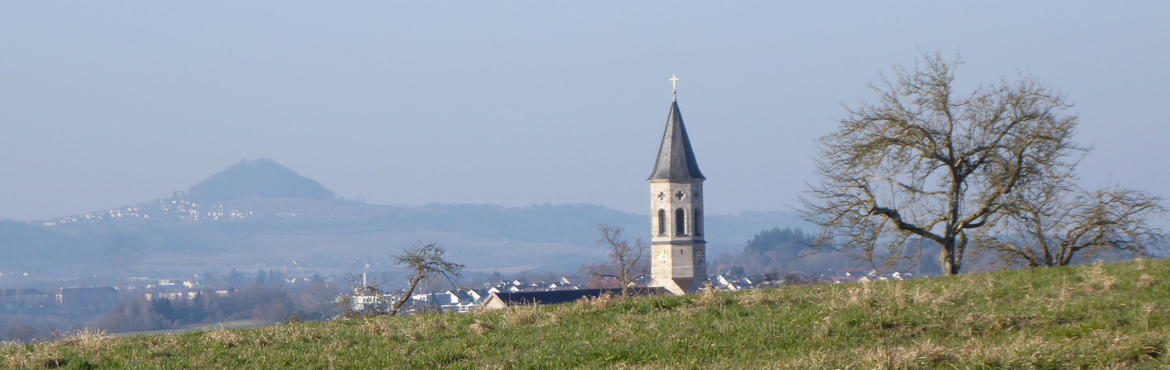 Der Kirchturm von Iggingen mit dem Hohenstaufen im Hintergrund, aufgenommen von Dr. M. Dietterle.