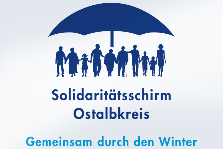 Logo zum Solidaritätsschirm Ostalbkreis, 10 Personen über die ein großer Schirm gespannt ist.